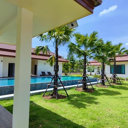 Isan Golf & Adventure Hotel ウドーンターニー エクステリア 写真