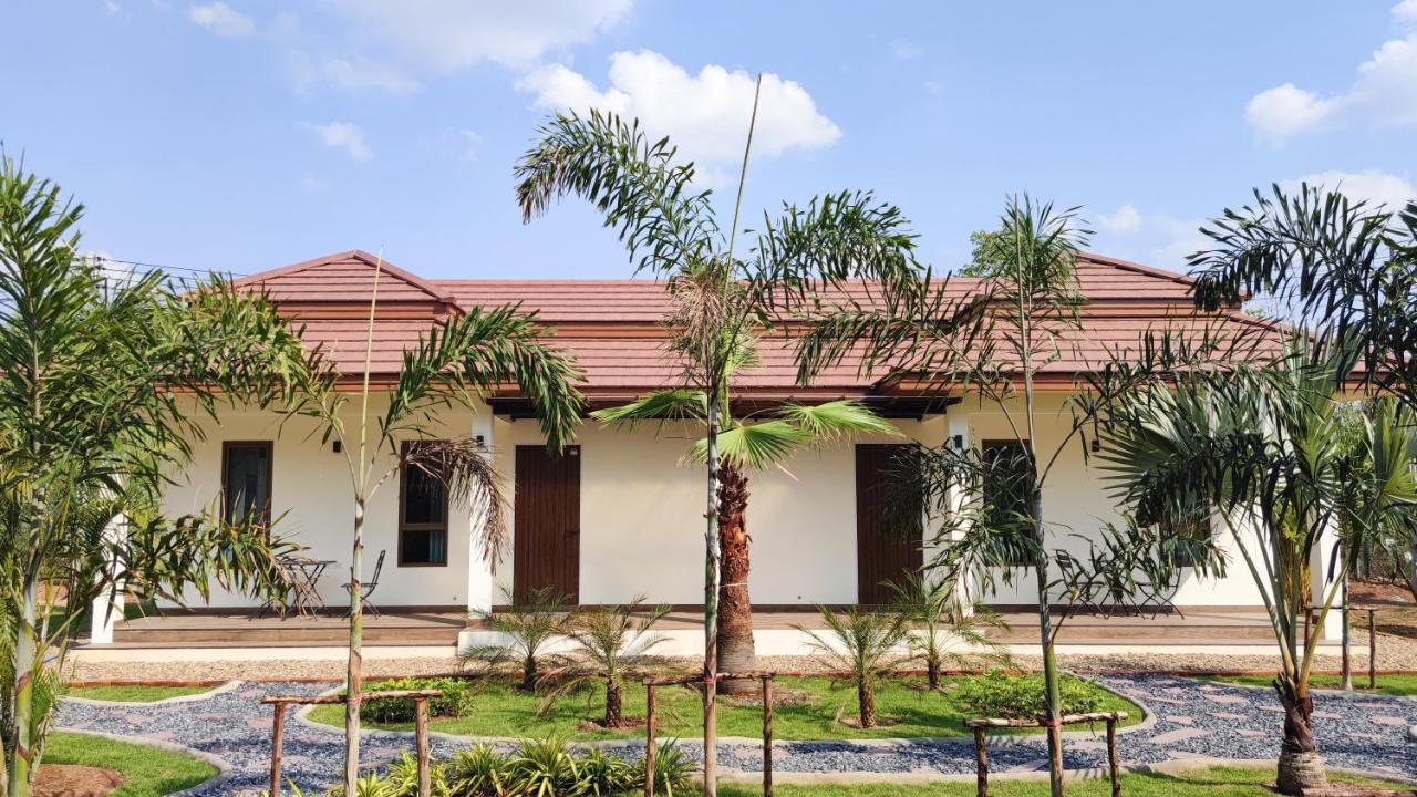 Isan Golf & Adventure Hotel ウドーンターニー エクステリア 写真