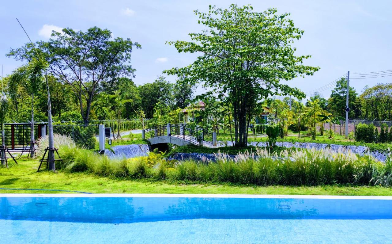 Isan Golf & Adventure Hotel ウドーンターニー エクステリア 写真