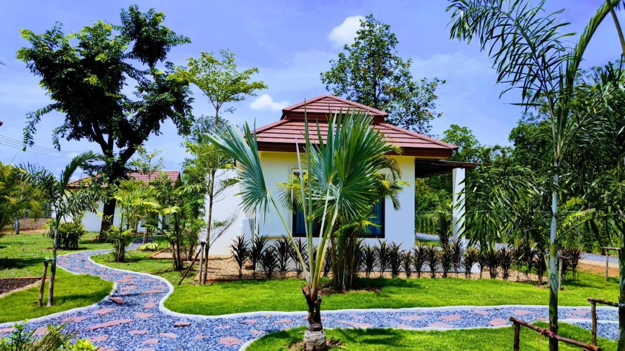 Isan Golf & Adventure Hotel ウドーンターニー エクステリア 写真