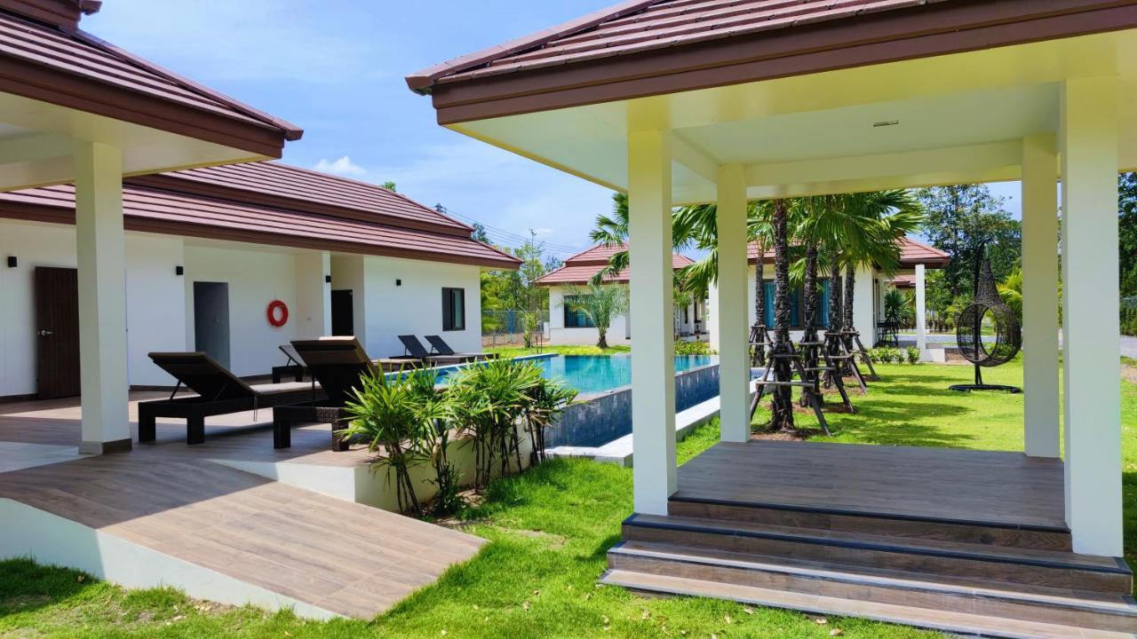 Isan Golf & Adventure Hotel ウドーンターニー エクステリア 写真