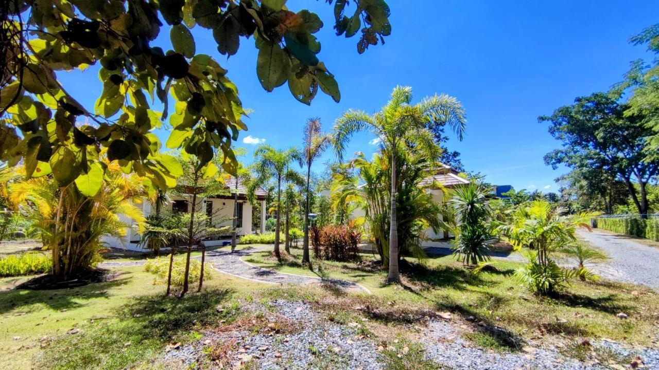 Isan Golf & Adventure Hotel ウドーンターニー エクステリア 写真