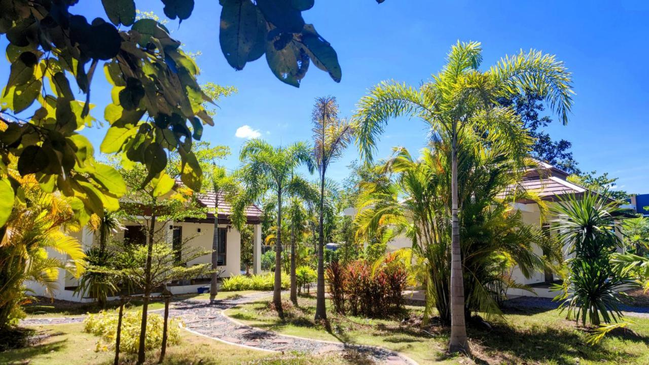 Isan Golf & Adventure Hotel ウドーンターニー エクステリア 写真