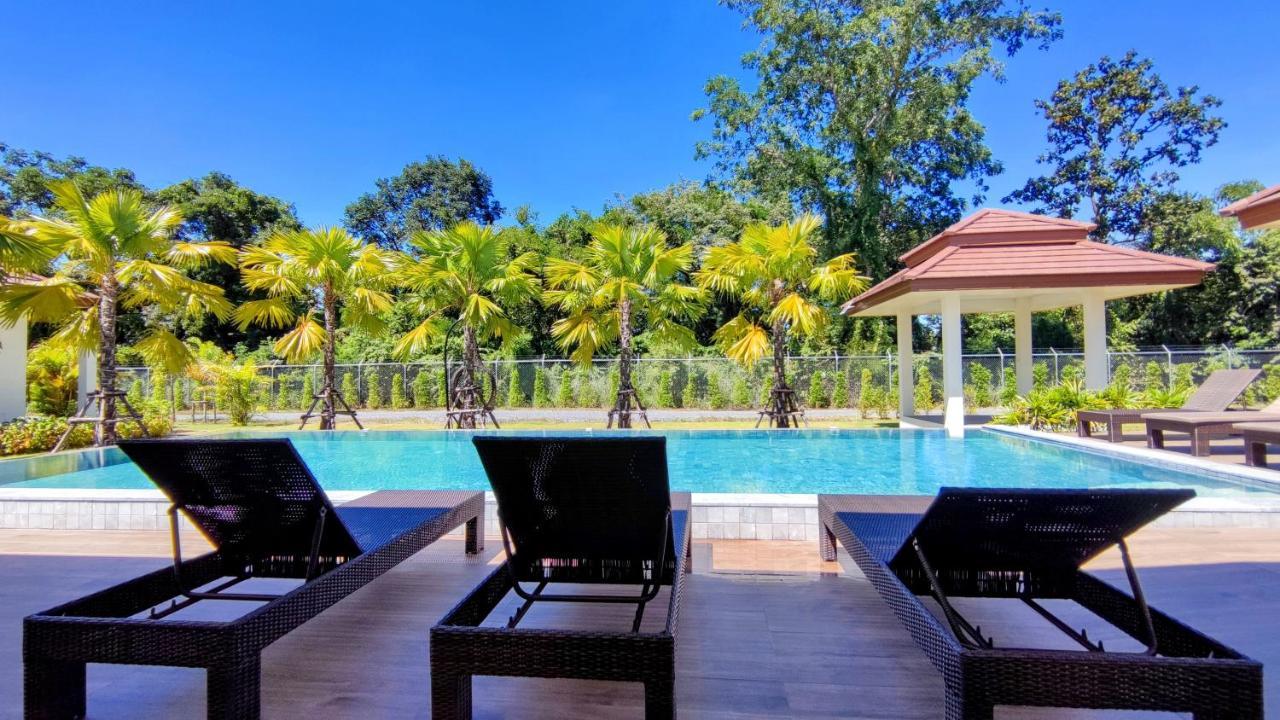 Isan Golf & Adventure Hotel ウドーンターニー エクステリア 写真